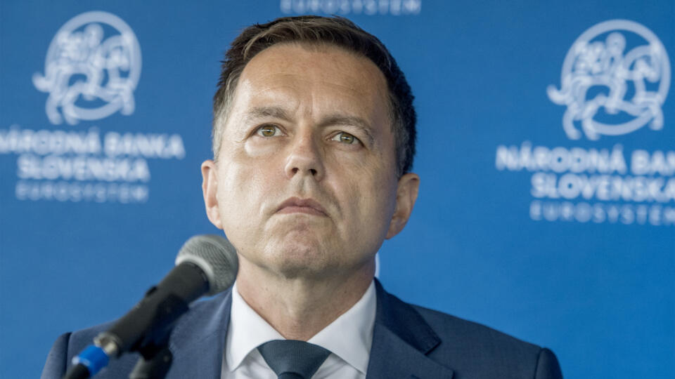 Na snímke guvernér NBS Peter Kažimír počas tlačovej konferencie na tému: