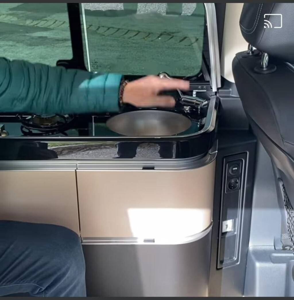 Nové auto Vlada Voštinára s luxusným zariadením.