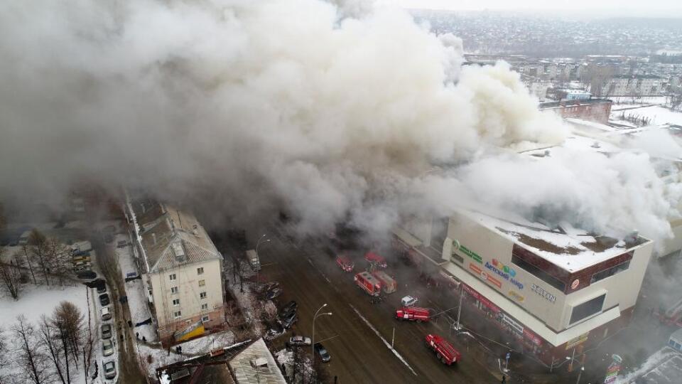 Tragický požiar v ruskom meste Kemerovo si vyžiadal desiatky obetí, vrátane detí.