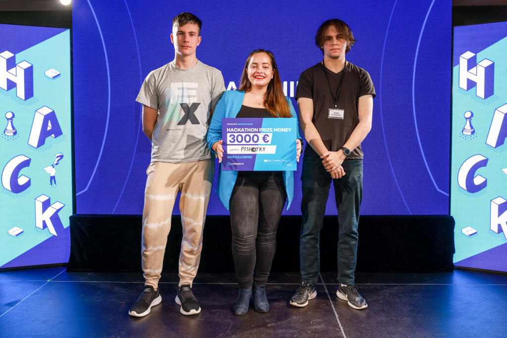 Víťazi predchádzajúcich hackathonov: tím Pishkotky, víťaz Hackathonu Hacknime dezinformácie