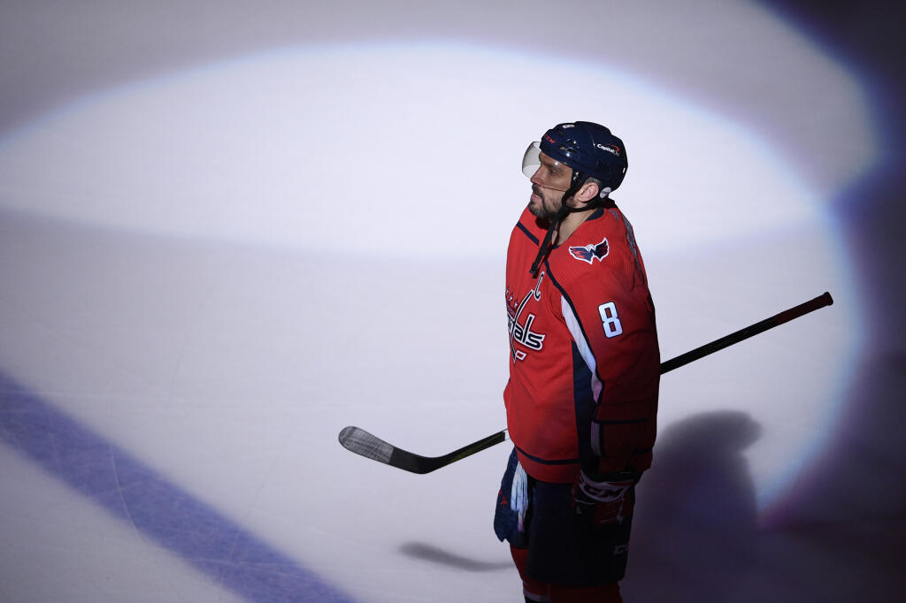 WA 9 Washington - Kapitán Washingtonu Alex Ovečkin stojí na ľade pred zápasom zámorskej hokejovej NHL Washington Capitals - Boston Bruins vo Washingtone v utorok 11. mája 2021. FOTO TASR/AP
Washington Capitals left wing Alex Ovechkin stands on the ice before an NHL hockey game against the Boston Bruins, Tuesday, May 11, 2021, in Washington. (AP Photo/Nick Wass)
