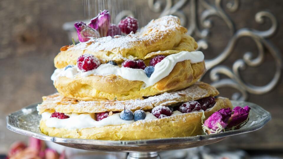 Poschodová torta z odpaľovaného cesta s ovocím
