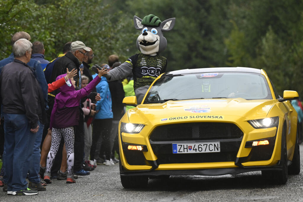 Na snímke maskot pretekov zdraví divákov popri trati na vrchárskej prémii v Manínskej tiesňave počas 193,2 km dlhej 3. etapy 65. ročníka Okolo Slovenska z Dolného Kubína do Považskej Bystrice v sobotu 18. septembra 2021.