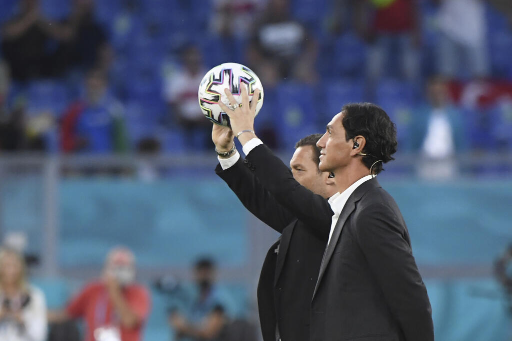 JB 40 Rím - Talianska futbalová legenda Francesco Totti drží loptu počas slávnostného otvorenia futbalových majstrovstiev Európy na Olympijskom štadióne v Ríme 11. júna 2021 pred zápasom A-skupiny Turecko - Taliansko na EURO 2020. FOTO TASR/AP
Former Italian players Francesco Totti, background, holds up the official ball as Alessandro Nesta stands next to him ahead of the Euro 2020 soccer championship group A match between Italy and Turkey at the Olympic stadium in Rome, Friday, June 11, 2021.