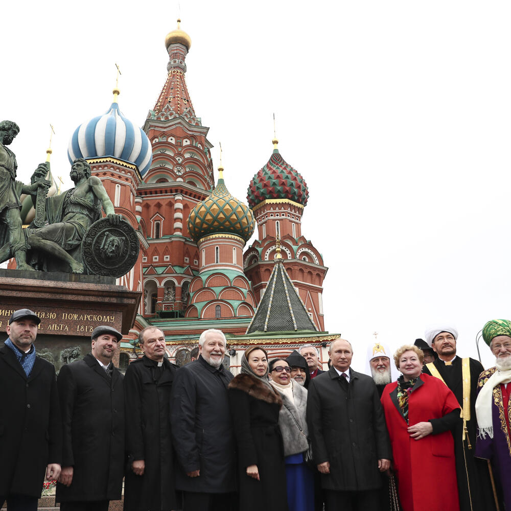 EBE 40 Moskva - Na snímke uprostred ruský prezident Vladimir Putin pózuje pre spoločnú fotografiu so zástupcami náboženských obcí a funkcionármi počas slávnostného položenia kvetov pri Pamätníku Mininovi a Požarskému pri príležitosti Dňa národnej jednoty na Červenom námestí v Moskve 4. novembra 2019. FOTO TASR/AP
Russian President Vladimir Putin poses for a picture with religious leaders and officials during a flower-laying ceremony at the Monument to Minin and Pozharsky at Red Square, during Na