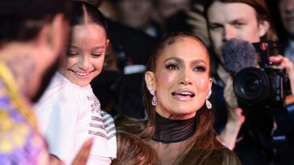 Jennifer Lopez dráždila na premiére dokumentu Halftime  v čiernych šatách.