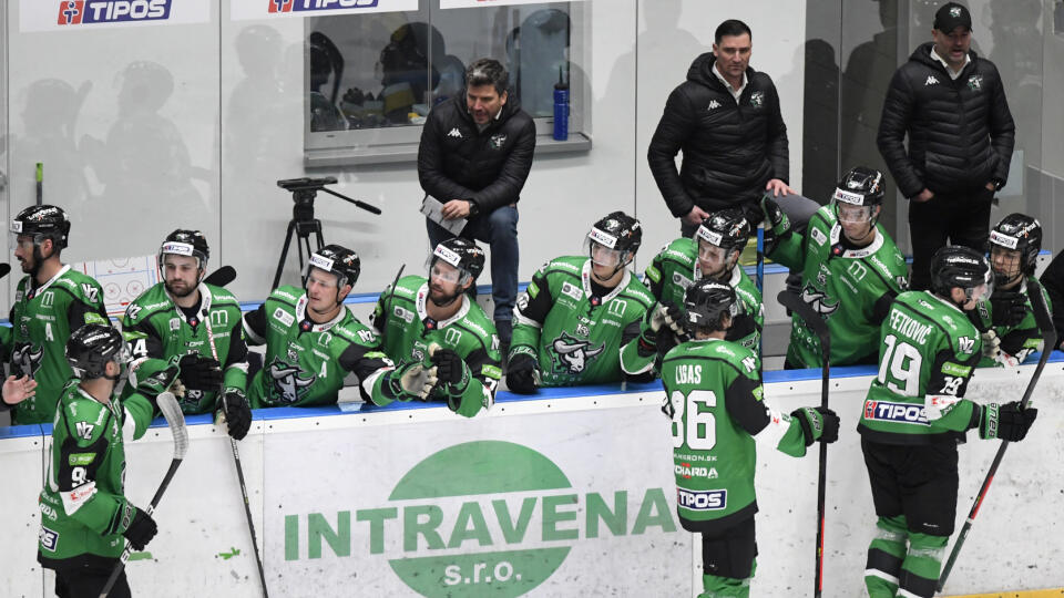 Na snímke lavička hráčov HC Nové Zámky po prvom góle v 15. kole hokejovej Tipos extraligy HC Grotto Prešov – HC Nové Zámky v Prešove 7. novembra 2021. FOTO TASR – František Iván