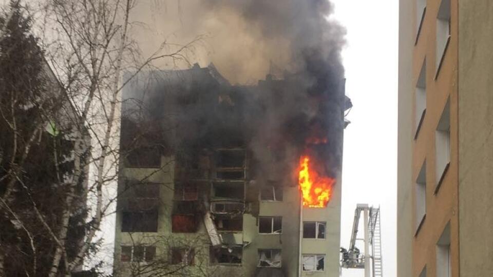 Výbuch poškodil aj okolité bytovky.