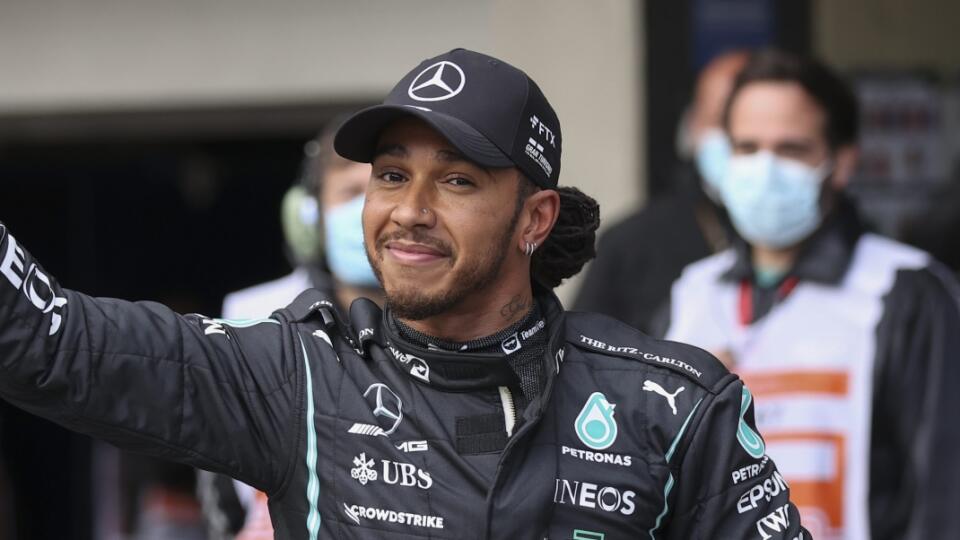 EBE 22 Sao Paulo - Britský pilot formuly 1 Lewis Hamilton z tímu Mercedes vyhral kvalifikáciu na šprint pred Veľkou cenou Brazílie v piatok 12. novembra 2021. FOTO TASR/AP


Mercedes driver Lewis Hamilton, of Britain, celebrates after winning the qualifying session for the Brazilian Formula One Grand Prix at the Interlagos race track in Sao Paulo, Brazil, Friday, Nov. 12, 2021. (Lars Baron/Pool via AP)