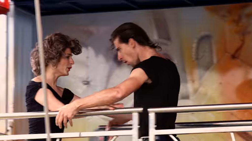 Saganovci sa vo videoklipe naháňajú presne tak, ako hlavné postavy vo filme Pomáda. Iskrí to tam medzi nimi ale viac, ako v originálnej verzii. Pozrite sa, ako sa Peter vie prehnúť. Je na nerozoznanie od Johna Travoltu, ktorý je profesionálnym tanečníkom.