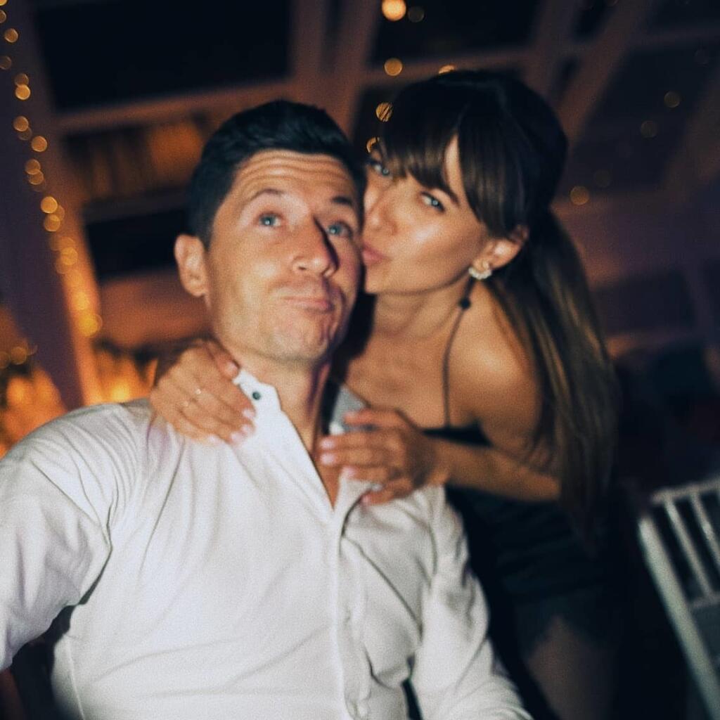 Poľský kanonier Robert Lewandowski sa oženil so svojou manželkou Annou v roku 2013. Rovnako ako on aj ona je zdatná v športe z karate má dokonca doma 29 medaily. V poslednom čase sa okrem starostlivosti o deti začala venovať aj zdravej výžive a má vlastný blog.