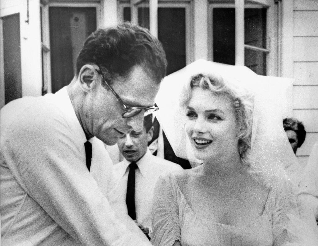 Pre Marilyn to bolo už tretie manželstvo, pre Arthura druhé. Najprv mali civilný sobáš, neskôr aj židovský obrad.
