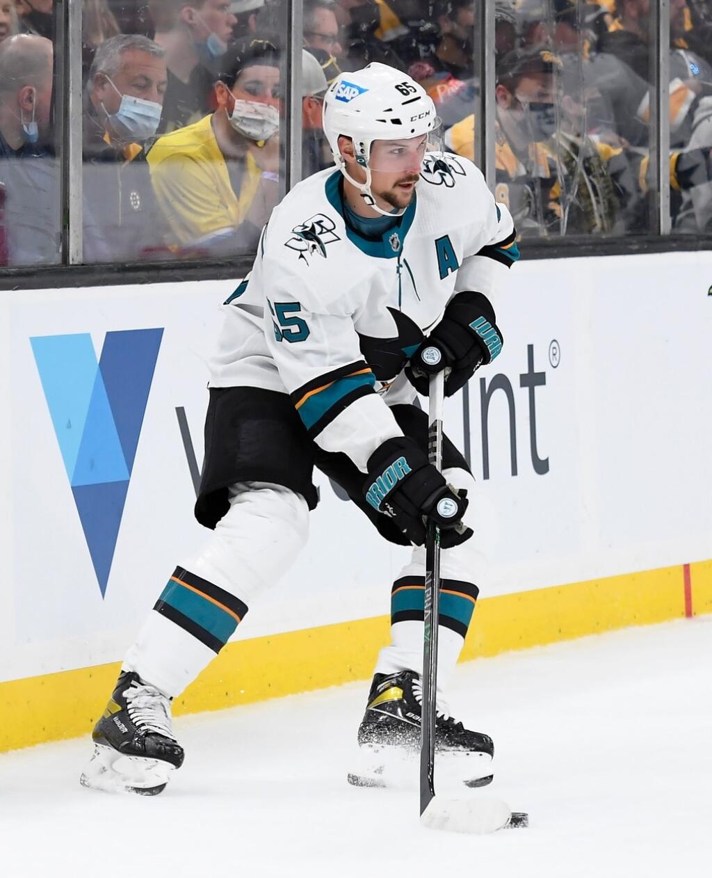 Erik Karlsson (31) sa narodil v malebnej juhošvédskej vysočine v malom mestečku Lanesboro v rodine statkára. Jeho číslo 65 predstavuje rok, kedy sa narodili jeho otec Jonas a matka Ulla-Karin.