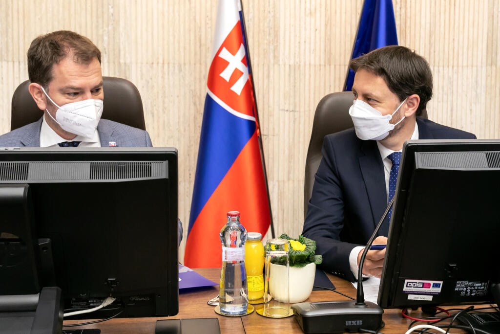 Na snímke sú príchody ministrov na 1. zasadanie vlády pod vedením premiéra Eduarda Hegera. 