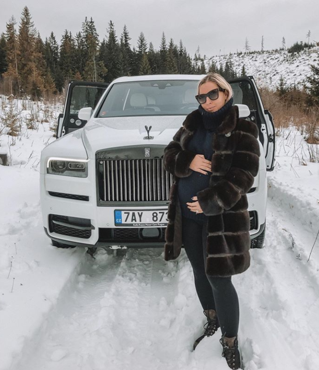 Na konci roka 2019 si Dominika užívala aj superluxusný Rolls Royce. Do auta sa zamilovala, ale nakoniec si ho nekúpila.