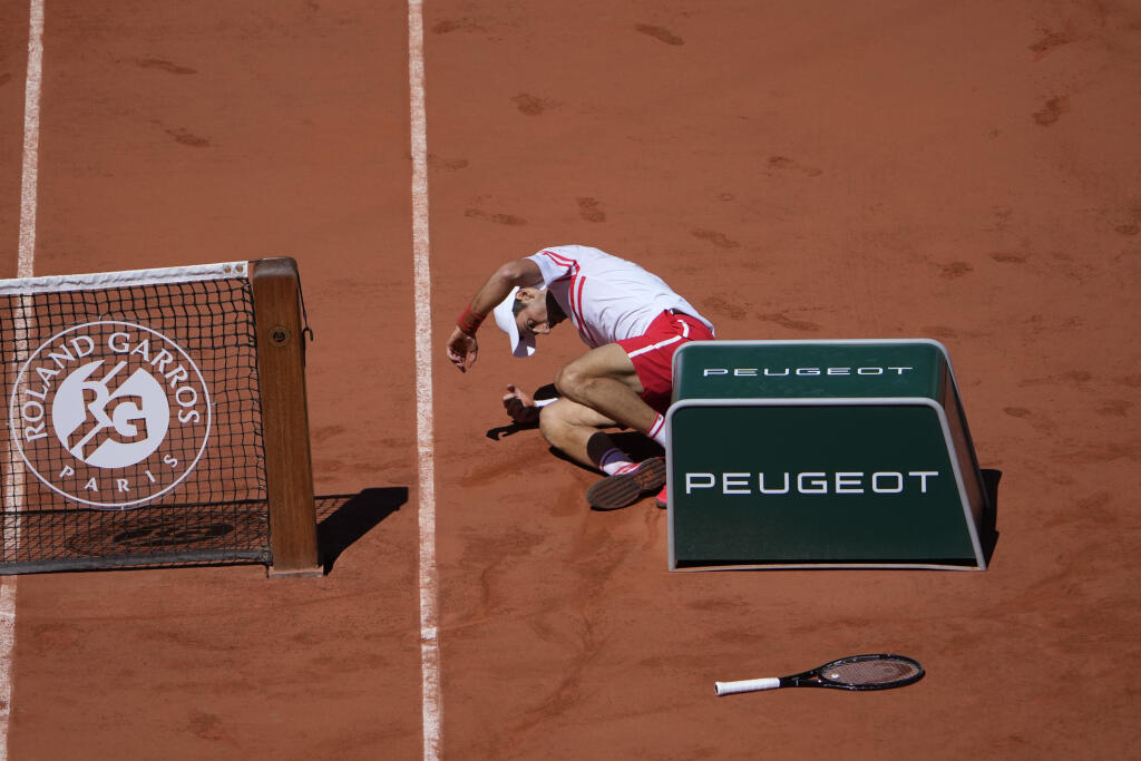 WA 67 Paríž - Srbský tenista Novak Djokovič padá počas finále mužskej dvojhry proti Grékovi Stefanosovi Tsitsipasovi na grandslamovom turnaji Roland Garros v Paríži 13. júna 2021. FOTO TASR/AP
Serbia's Novak Djokovic falls as he plays Stefanos Tsitsipas of Greece during their final match of the French Open tennis tournament at the Roland Garros stadium Sunday, June 13, 2021 in Paris. (AP Photo/Christophe Ena)