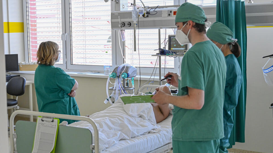 Otvorenie nového urgentného príjmu, pôrodných a operačných sál v Ľubovnianskej nemocnici. Na snímke pacient v starostlivosti lekárov. Stará Ľubovňa, 28. mája 2021. EASYFOTO TASR - Kristína Mayerová