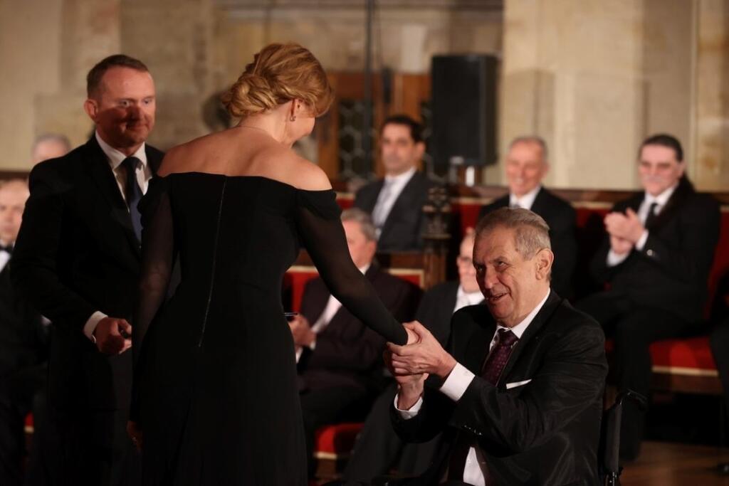 Vdova Ivana Gottová prevzala štátne vyznamenanie pre jej zosnulého manžela Karla Gotta (†80). Na slávnostnú udalosť zvolila čiernu róbu s odhalenými ramenami.