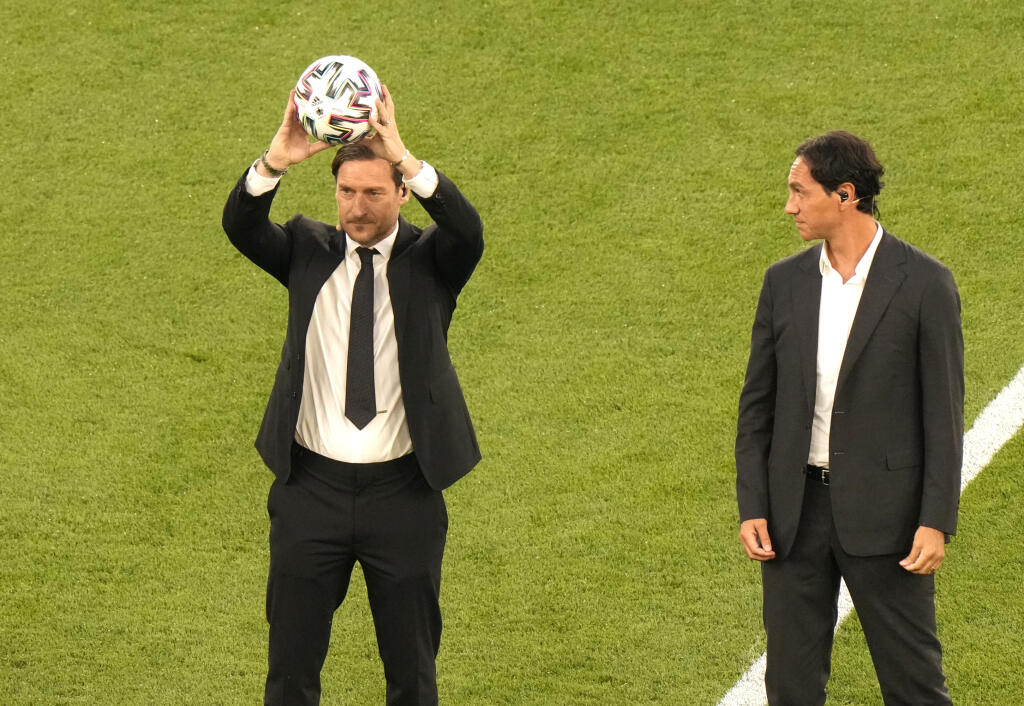 JB 39 Rím - Talianska futbalová legenda Francesco Totti drží loptu počas slávnostného otvorenia futbalových majstrovstiev Európy na Olympijskom štadióne v Ríme 11. júna 2021 pred zápasom A-skupiny Turecko - Taliansko na EURO 2020. FOTO TASR/AP
Italy's football legend Francesco Totti holds up a ball as he takes part in the opening ceremony prior to the Euro 2020 soccer championship group A match between Turkey and Italy at the Rome Olympic stadium, Friday, June 11, 2021. (AP Photo/Andrew Medich
