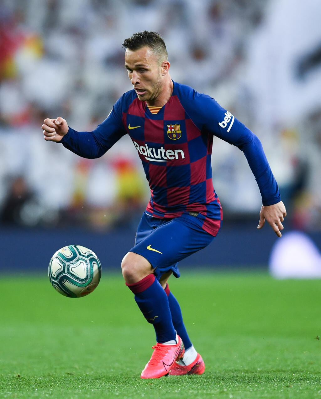Brazílsky futbalista Arthur Melo posilnil od sezóny 2020/2021 káder Juventusu Turín. Úradujúci taliansky majster sa dohodol s vedením FC Barcelona na prestupe 23-ročného stredopoliara, za ktorého zaplatil Kataláncom 72 miliónov eur. Ďalších 10 miliónov mohol španielsky šampión získať na prípadných bonusoch, o čom informovala agentúra AFP. A možno aj vďaka takýmto sumám si ulovil sexi zubárku, v ktorej si minimálne raz určite užil v zubárskom kresle.