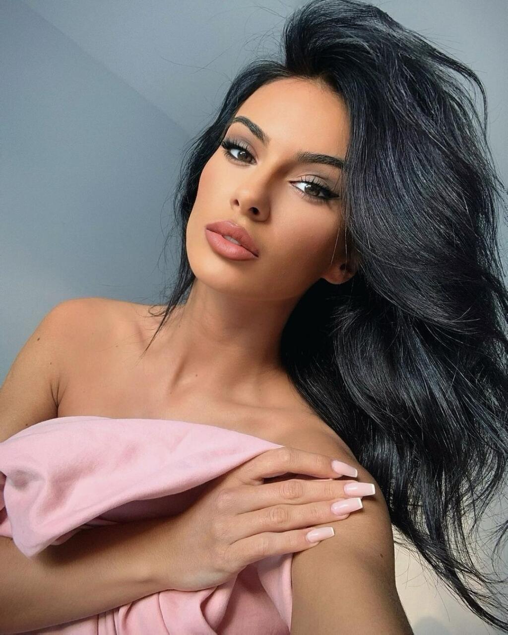 Sexi Angiela Šimačová sa rada chváli svojimi prsiami aj guľatým zadočkom.