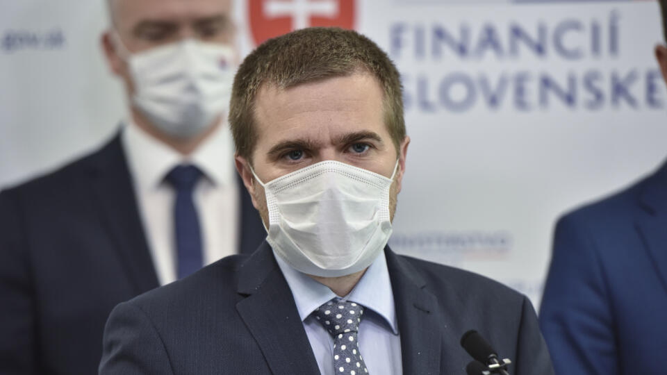 Na snímke riaditeľ Inštitútu finančnej politiky (IFP) Eduard Hagara počas tlačovej konferencie Ministerstva financií (MF) SR k téme Zverejnenie najnovšej makroprognózy MF SR, Predstavenie veľkej garančnej schémy a Predbežné výsledky auditu v SEPS poukazujú na nehospodárnosť a plytvanie, 23. júna 2020 v Bratislave. FOTO TASR - Pavol Zachar