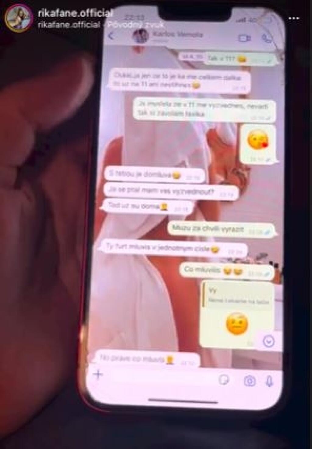 Rika: ,,,Ja som myslela, že o 11 ma vyzdvihneš. Nevadí, zavolám si taxi. Môžem za chvíľu vyraziť.