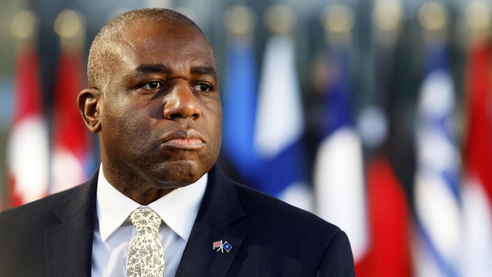 WA 31 archív Brusel - Na archívnej snímke zo 4. apríla 2025 britský minister zahraničných vecí David Lammy reaguje počas tlačovej konferencie v Bruseli. Lammy v sobotu 5. apríla vyhlásil, že je