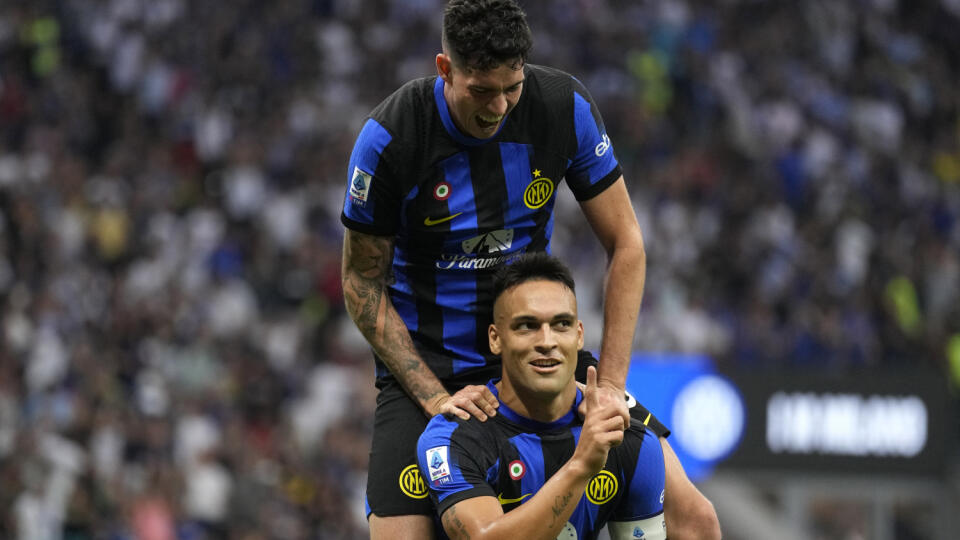 EBE 87 Miláno - Na snímke argentínsky útočník Interu Lautaro Martinez oslavuje svoj druhý gól a štvrtý mužstva v zápase 3. kola talianskej Serie A vo futbale Inter Miláno - ACF Fiorentina (4:0) v nedeľu 3. septembra 2023. FOTO TASR/AP

Inter Milan's Lautaro Martinez, down, celebrates with Inter Milan's Alessandro Bastoni after scoring his sides second goal during the Serie A soccer match between Inter Milan and Fiorentina at the San Siro Stadium, in Milan, Italy, Sunday, Sept. 3, 2023. (AP Photo