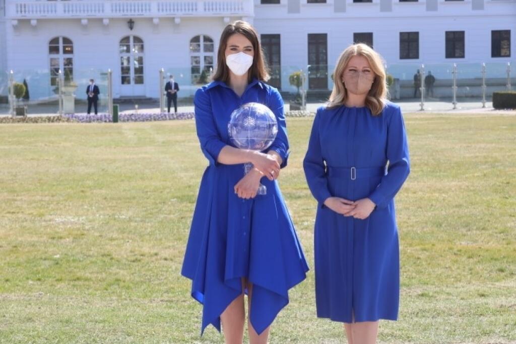 Petra Vlhová a prezidentka Zuzana Čaputová sa spoločne prešli aj po záhrade.
