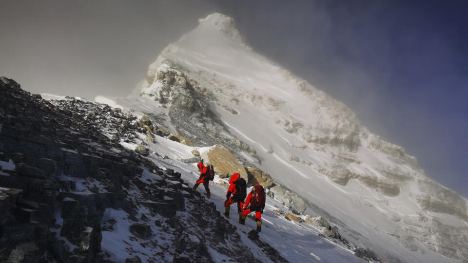 WA 40 archív Everest - Na archívnej snímke z 27. mája 2020 čínski výskumníci smerujú na vrchol najvyššej hory sveta Mount Everest v Himalájach. Čína a Nepál spoločne ohlásili novonameranú výšku najvyššej hory sveta Mount Everest, ktorá predstavuje 8848,86 metra. Oznámil to čínsky minister zahraničných vecí Wang-I, informovala agentúra DPA. Nová výška Mount Everestu, nachádzajúceho sa v Himalájach v nepálsko-čínskom pohraničí, je založená na meraniach oboch krajín. Nepál vyslal svojich výskumníko