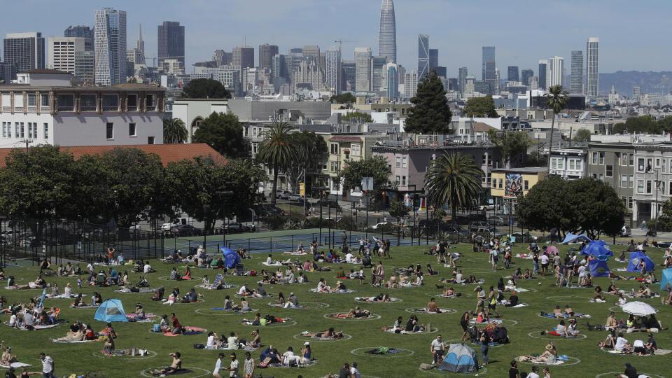 KK32 San Francisco - Ľudia sedia v kruhoch, aby dodržali vzájomný odstup v parku v San Franciscu 24. mája 2020. FOTO TASR/AP
Visitors set up inside circles designed to help prevent the spread of the coronavirus by encouraging social distancing at Dolores Park in San Francisco, Sunday, May 24, 2020. (AP Photo/Jeff Chiu)