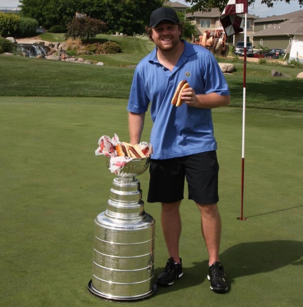Phil Kessel v sebe nezaprel Američana. Skvelý útočník si doprial zo Stanley Cupu hot-dogy.