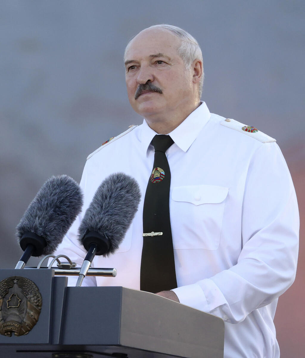 EBE 18 Brest - Na snímke bieloruský prezident Alexander Lukašenko obvinil Nemecko z nacizmu. Stalo sa tak počas ceremónie v Brestskej pevnosti pri príležitosti 80. výročia napadnutia bývalého Sovietskeho zväzu nacistickým Nemeckom v utorok 22. júna 2021. FOTO TASR/AP


Belarusian President Alexander Lukashenko attends a ceremony to mark the 80th anniversary of Germany's attack on the Soviet Union in World War II in the Brest Fortress memorial, 360 km (225 miles) southwest of Minsk, Belarus, Tues