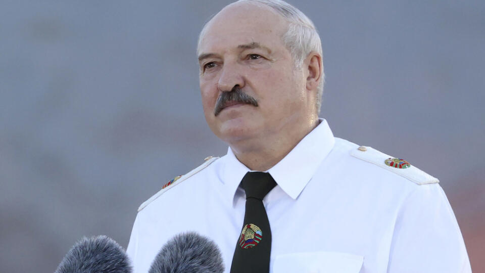 EBE 18 Brest - Na snímke bieloruský prezident Alexander Lukašenko obvinil Nemecko z nacizmu. Stalo sa tak počas ceremónie v Brestskej pevnosti pri príležitosti 80. výročia napadnutia bývalého Sovietskeho zväzu nacistickým Nemeckom v utorok 22. júna 2021. FOTO TASR/AP
Belarusian President Alexander Lukashenko attends a ceremony to mark the 80th anniversary of Germany's attack on the Soviet Union in World War II in the Brest Fortress memorial, 360 km (225 miles) southwest of Minsk, Belarus, Tues