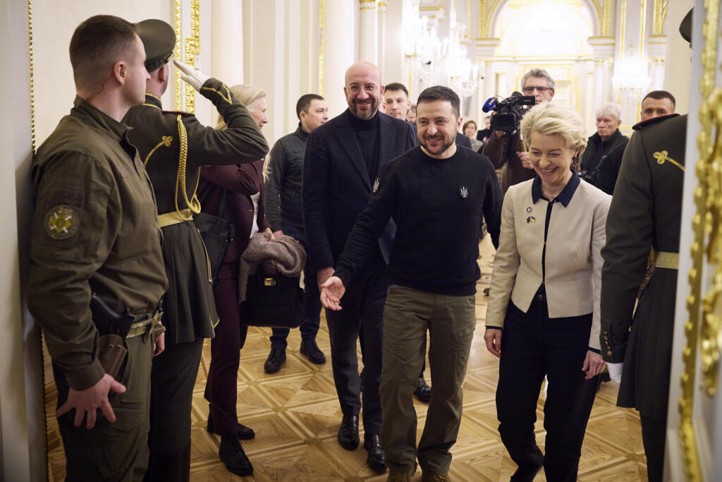 WA 29 Kyjev - Sprava predsedníčka Európskej komisie Ursula von der Leyenová, ukrajinský prezident Volodymyr Zelenskyj a šéf Európskej rady Charles Michel prichádzajú na pracovné stretnutia počas summitu EÚ-Ukrajina v Kyjeve v piatok 3. februára 2023. FOTO TASR/AP

Ukrainian President Volodymyr Zelenskyy, center, European Commission President Ursula von der Leyen, center right, and European Council President Charles Michel, center left, arrive for a working session at the EU-Ukraine summit in Kyi
