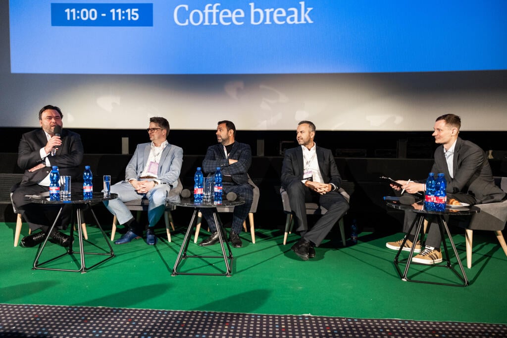 Konferencia organizovaná týždenníkom TREND na tému “Mediálne trendy 2025” v Bratislave. V druhom diskusnom paneli sa stretli riaditelia najväčších slovenských televízií: (zľava) Igor Slanina (STVR), Marcel Grega (JOJ Group), Ján Svoboda (TA3) a Peter Gažík (skupina Markíza). Moderátorom diskusie bol Gabriel Tóth (vpravo).