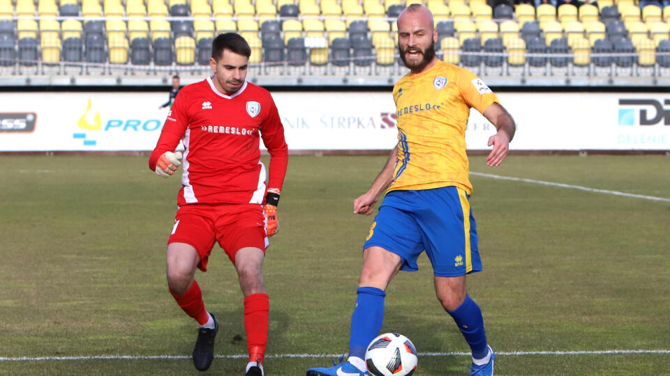 Na snímke zľava brankár Pohronia Adrián Slančík a Amdrej Štrba (Pohronie) počas zápasu 21. kola futbalovej Fortuna ligy FK Pohronie Žiar nad Hronom Dolná Ždaňa - ŠK Slovan Bratislava 19. februára 2022 v Žiari nad Hronom. FOTO TASR - Ján Krošlák