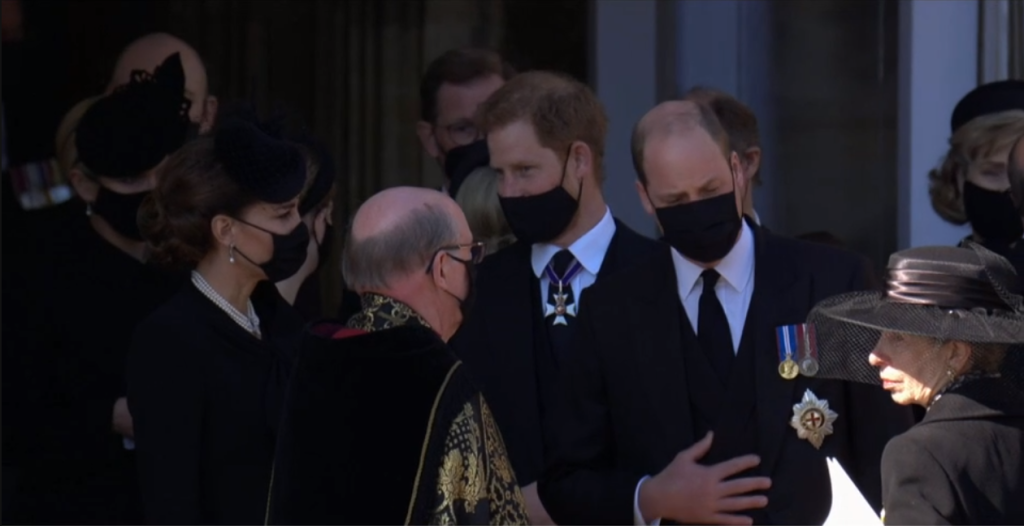 Pohreb princa Philipa - Harry, William aj Kate pri odchode komunikovali.
