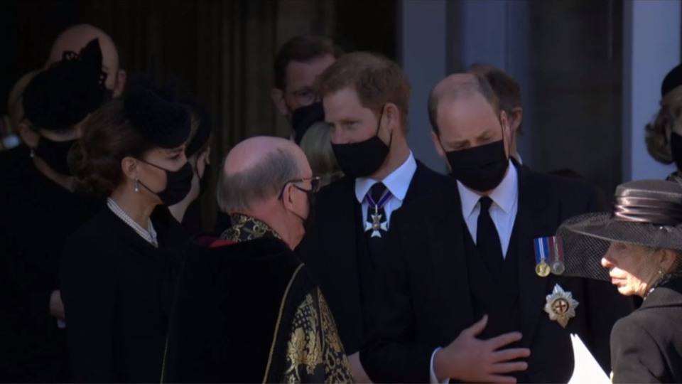 Pohreb princa Philipa - Harry, William aj Kate pri odchode komunikovali.
