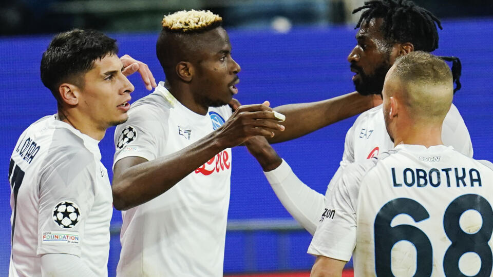 JB 21 Frankfurt - Hráč Neapolu Victor Osimhen (druhý zľava) oslavuje so spoluhráčmi úvodný gól, vpravo spredu sa teší Slovák Stanislav Lobotka vo futbalovom zápase osemfinále Ligy majstrov Eintracht Frankfurt - SSC Neapol vo Frankfurte nad Mohanom 21. februára 2023. FOTO TASR/DPA
21.02.2023, Hessen, Frankfurt/Main: Fußball: Champions League, Eintracht Frankfurt - SSC Neapel, K.o.-Runde, Achtelfinale, Hinspiele im Deutsche Bank Park, Neapels Victor Osimhen (2.v.l.) feiert mit Teamkameraden sein