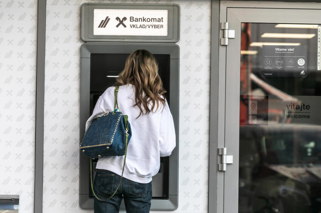 Na prízemí Cibulkovej bytu je totiž bankomat.