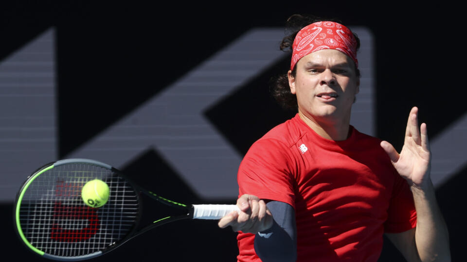 KK25 Melbourne - Kanadský tenista Milos Raonic počas zápasu proti Nemcovi Janovi-Lennardovi Struffovi v základnej A-skupine na ATP Cupe 3. februára 2021 v Melbourne. FOTO TASR/AP
Canada's Milos Raonic makes a forehand return to to Germany's Jan-Lennard Struff during their match at the ATP Cup in Melbourne, Australia, Wednesday, Feb. 3, 2021. (AP Photo/Hamish Blair)