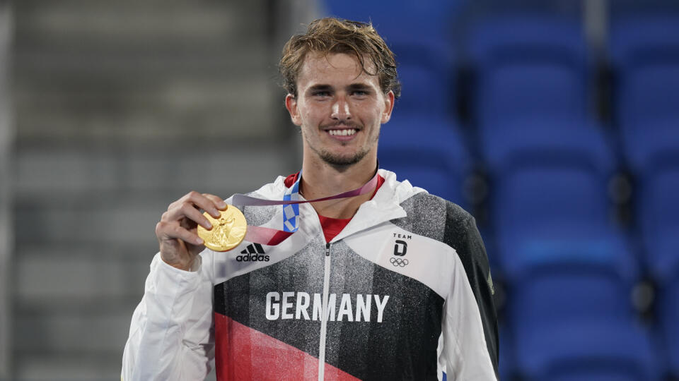 WA 16 Tokio - Nemecký tenista Alexander Zverev pózuje so zlatou medailou po výhre nad Karenom Chačanovom z Ruského olympijského výboru vo finále mužskej dvojhry na OH2020 v Tokiu v nedeľu 1. augusta 2021. FOTO TASR/AP

Alexander Zverev, of Germany, poses with the gold medal in the men's single of the tennis competition at the 2020 Summer Olympics, Sunday, Aug. 1, 2021, in Tokyo, Japan. (AP Photo/Patrick Semansky)