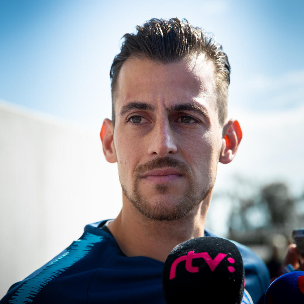 Rozhovory pred tréningom slovenskej futbalovej reprezentácie v Šamoríne. Na snímke Martin Dúbravka.