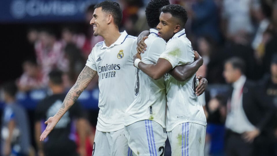 WA 8 Madrid - Futbalisti Realu Madrid sa tešia z výhry 2:1 v zápase 6. kola španielskej La Ligy Atletico Madrid – Real Madrid v Madride v nedeľu 18. septembra 2022. FOTO TASR/AP
Real Madrid players celebrate at the end of the Spanish La Liga soccer match between Atletico Madrid and Real Madrid at the Wanda Metropolitano stadium in Madrid, Spain, Sunday, Sept. 18, 2022. Real Madrid won 2-1. (AP Photo/Manu Fernandez)