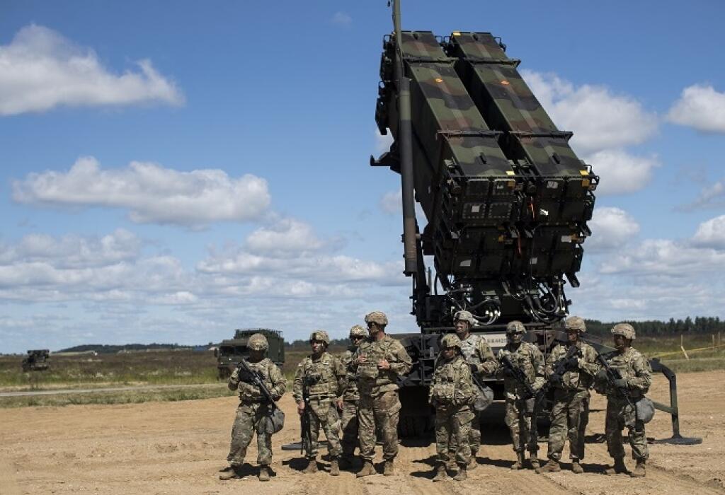 SY 14 Siauliai - Príslušníci 10. armády protivzdušnej obrany US Army stoja pri raketovom systéme Patriot na leteckej základni Siauliai počas spoločného cvičenia multinárodných síl NATO a litovskej armády Tobrug Legacy 2017 20. júla 2017. FOTO TASR/AP 
Members of US 10th Army Air and Missile Defense Command stands next to a Patriot surface-to-air missile battery during the NATO multinational ground based air defence units exercise 