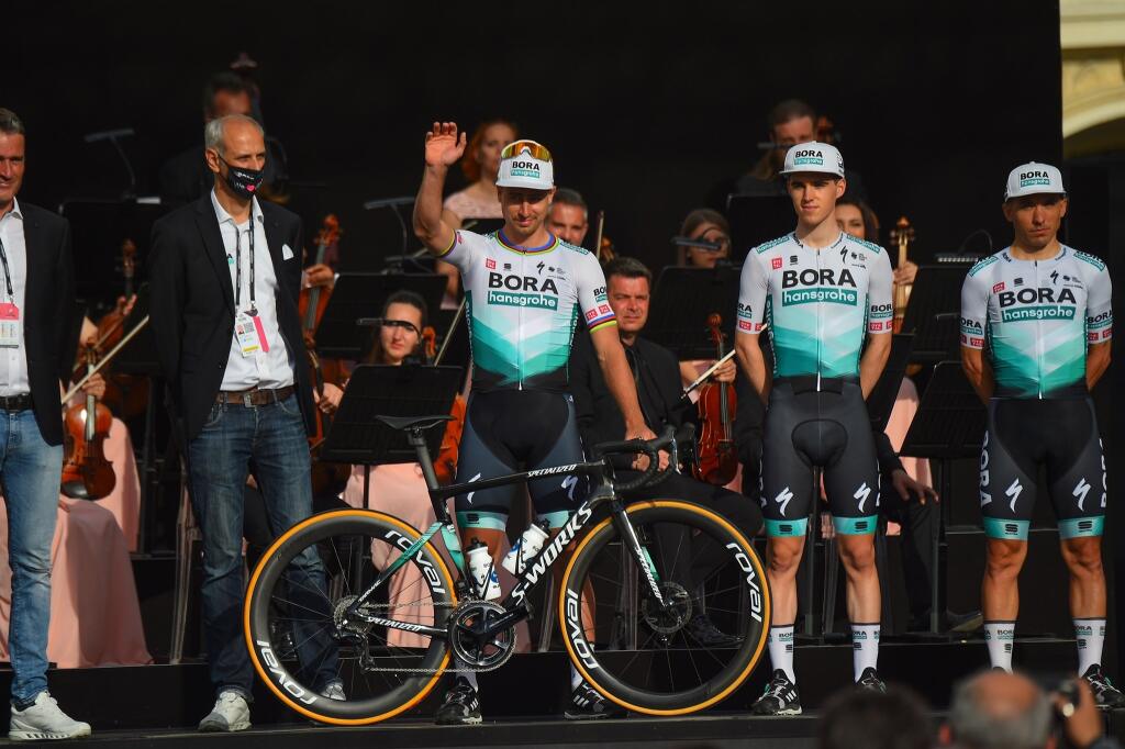 Peter Sagan počas tímovej prezentácie pred štartom tohto ročníka Giro d'Italia. Slovenský cyklista sa takisto mohol pokochať krásnou Barbarou Pedrotti.