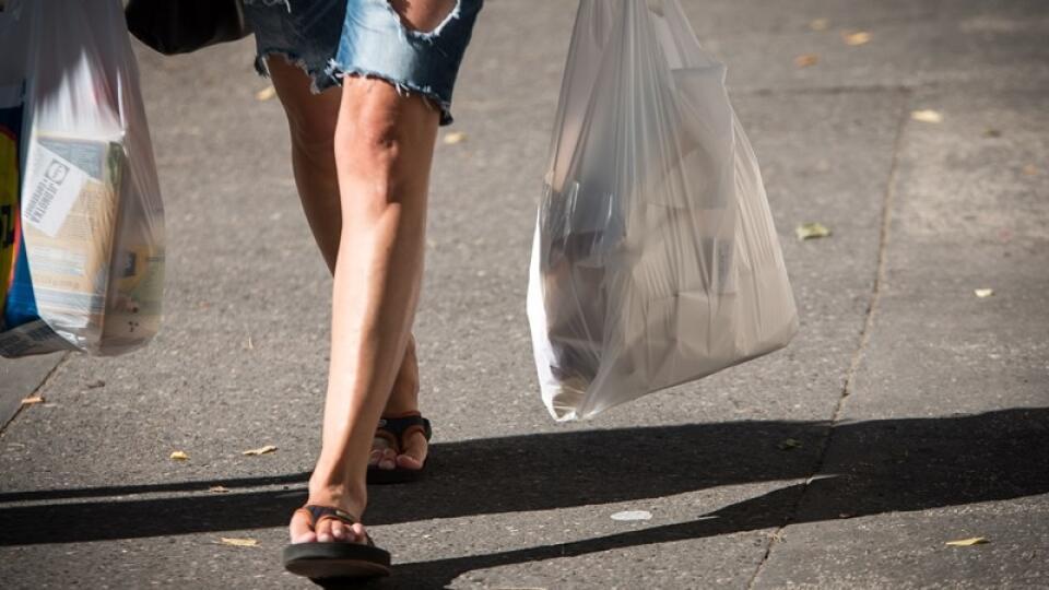 Pohľad na igelitové tašky pri príležitosti zavádzania „Igelitkovej dane“ - opatrení proti nadmernému znečisťovaniu životného prostredia. Plastové tašky majú byť po vzore Veľkej Británie drahšie aj na Slovensku. Bratislava, 8. august 2016. Foto: SITA/Marek Mrviš