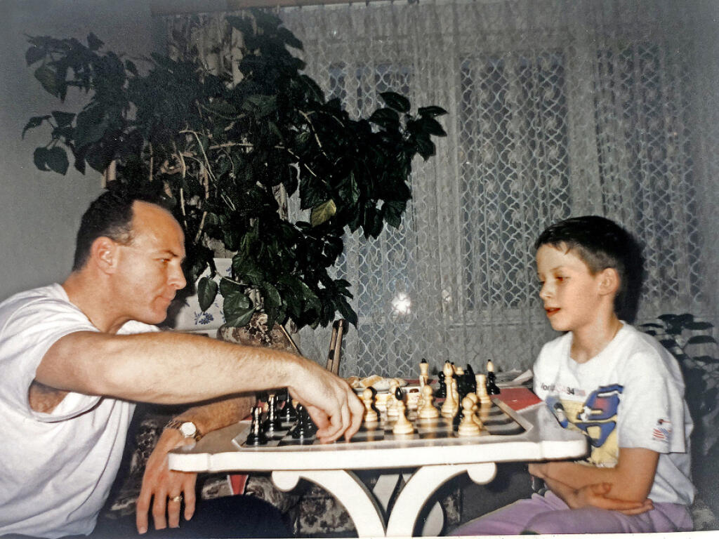 Otec a syn pri partičke šachu.